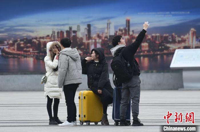 图为旅客在重庆西站广场上拍照留影。　陈超 摄