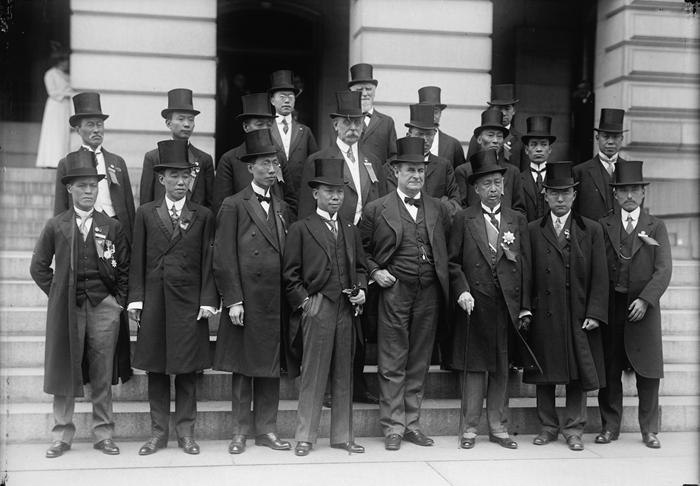 1915年5月26日，美国国务卿勃拉恩(前排左四)接见张弼士(前排左三)率领的中华游美实业团